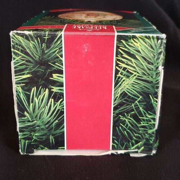 Vintage Hallmark Betsey Clark: Home for Christmas Glass Ball Ornament Dated 1990 - Picture 4 of 11